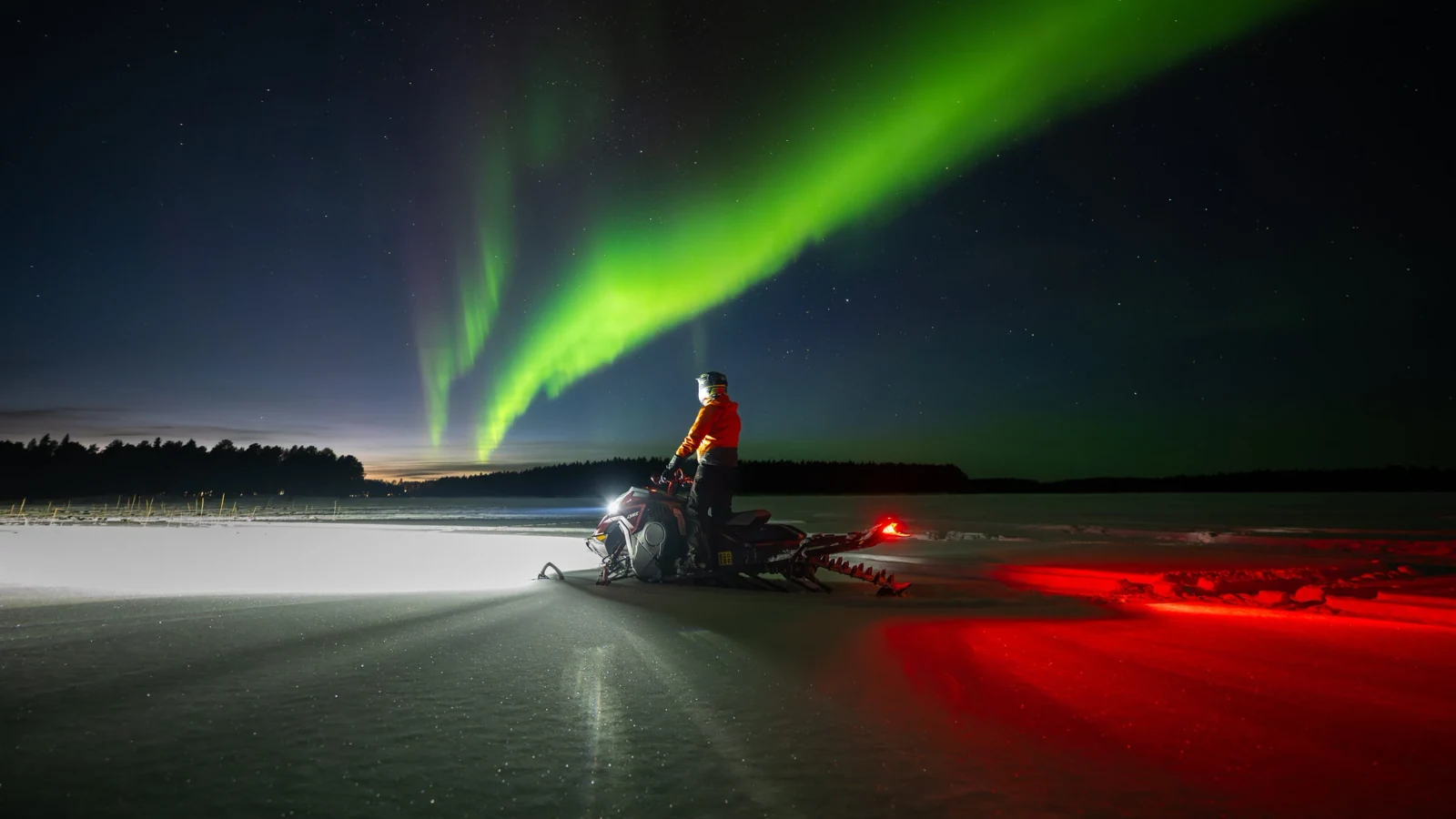 Nächtliche Schneemobilsafari in Lappland